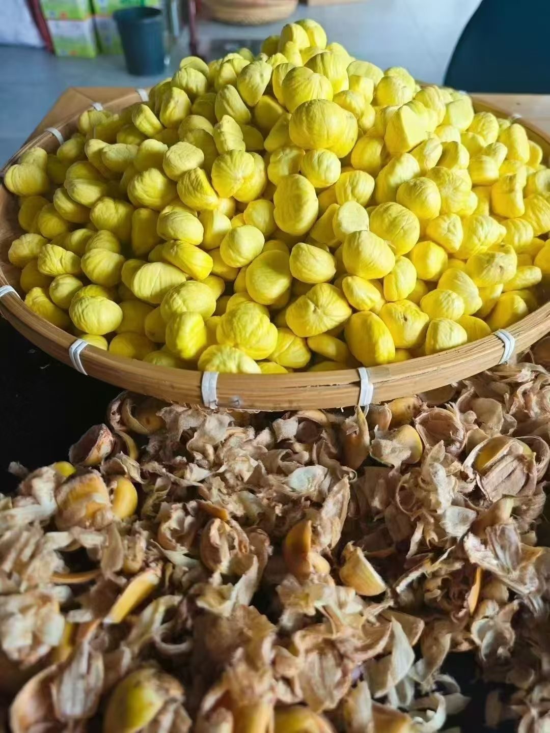 去壳板栗鲜仁摊在簸箕里