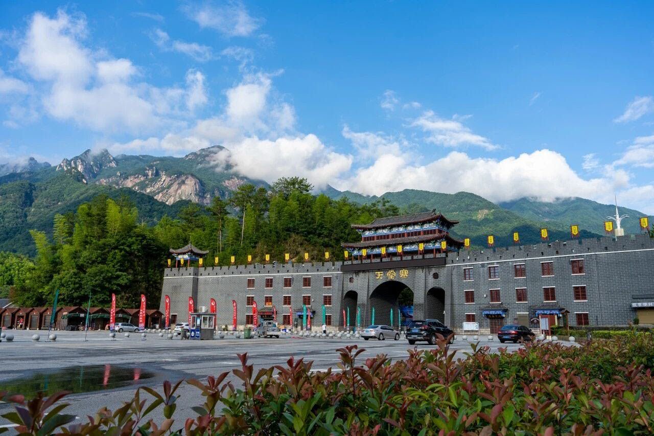 天堂寨景区大门远眺大别山主峰