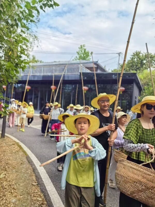 小朋友扛竹竿