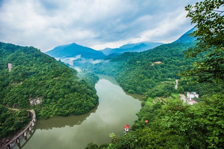 太凉爽了!金寨 “绿色布达拉宫”!避暑古村、露营古寨、一望山河