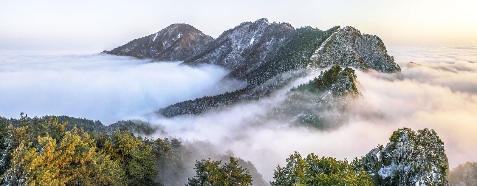 天堂寨主峰的雪后云海