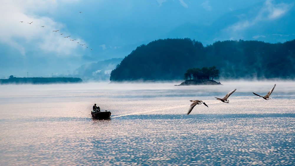 湖上小舟与远山飞鸟