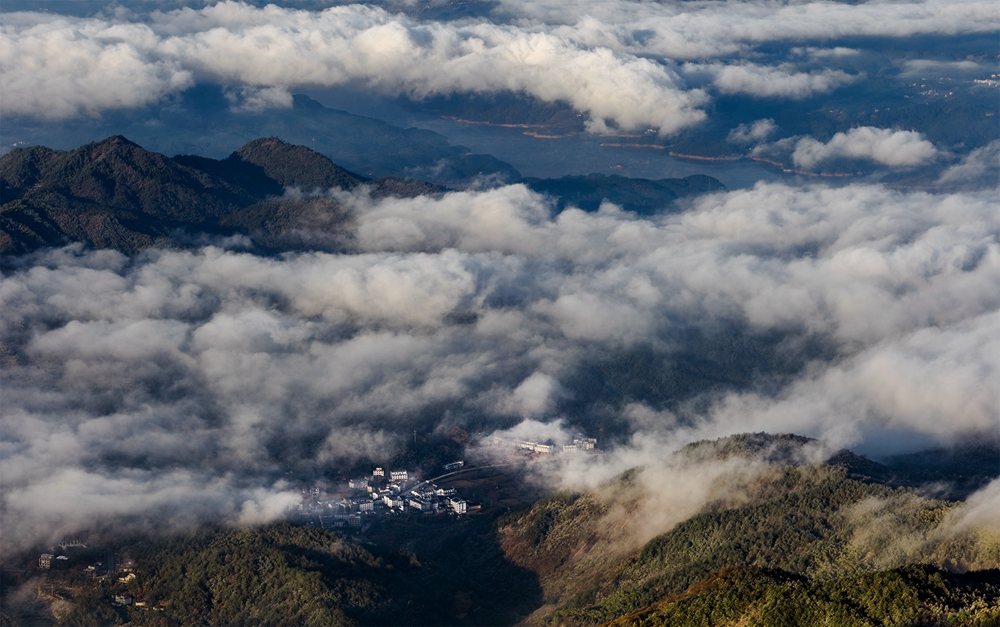 云海漫山，一层压一层