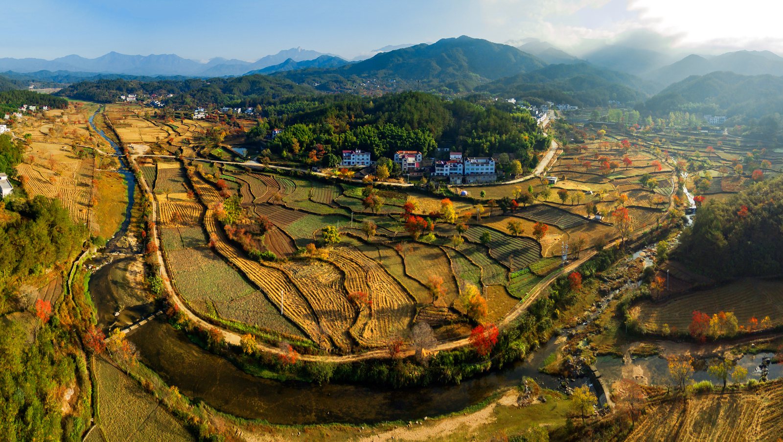 梯田一层层，屋舍落坡上