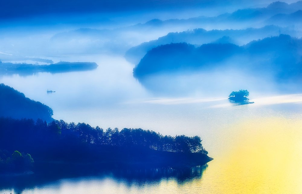青蓝色调，水中有小岛