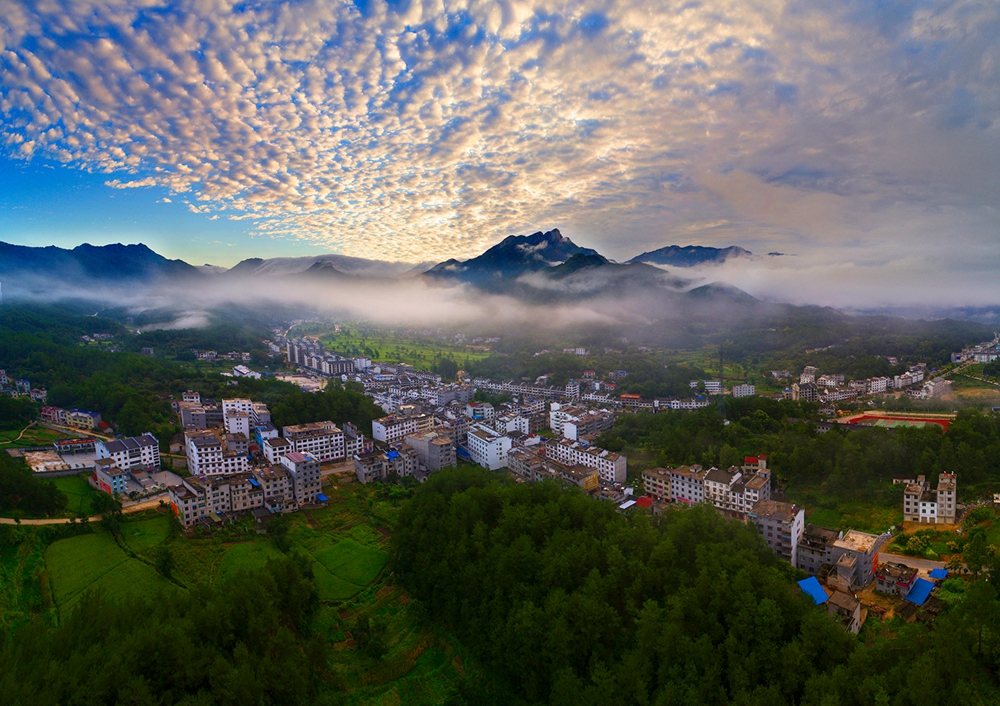 雨后天晴，云漫山谷