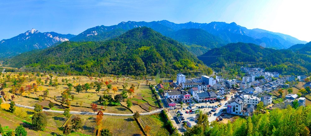 群山环抱的圣人堂村