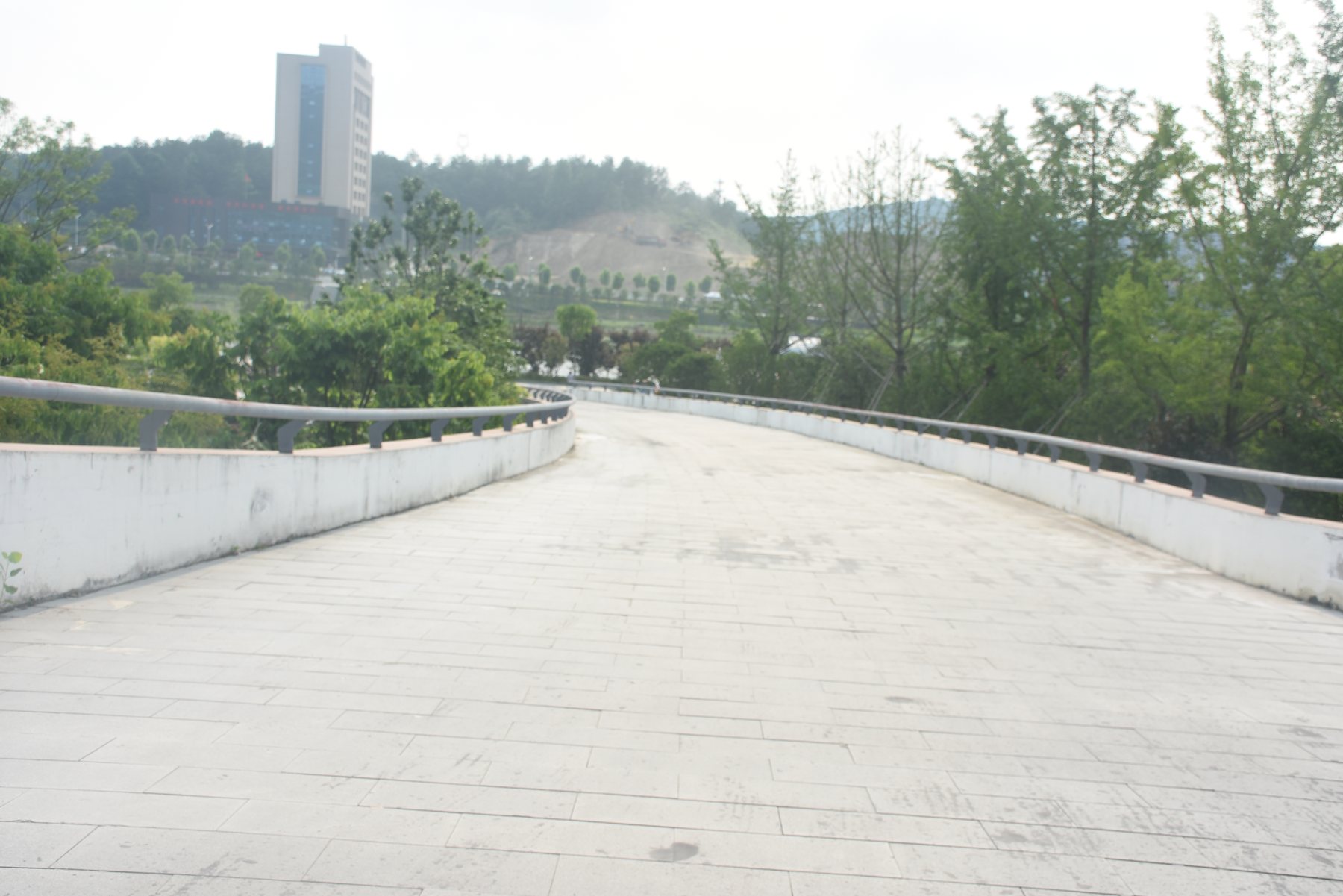 出城的路，一层层往上