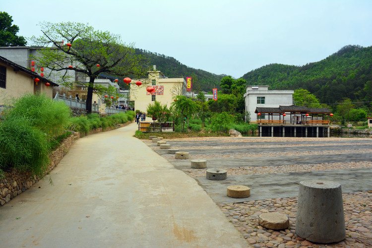 村道穿过去，远山在望