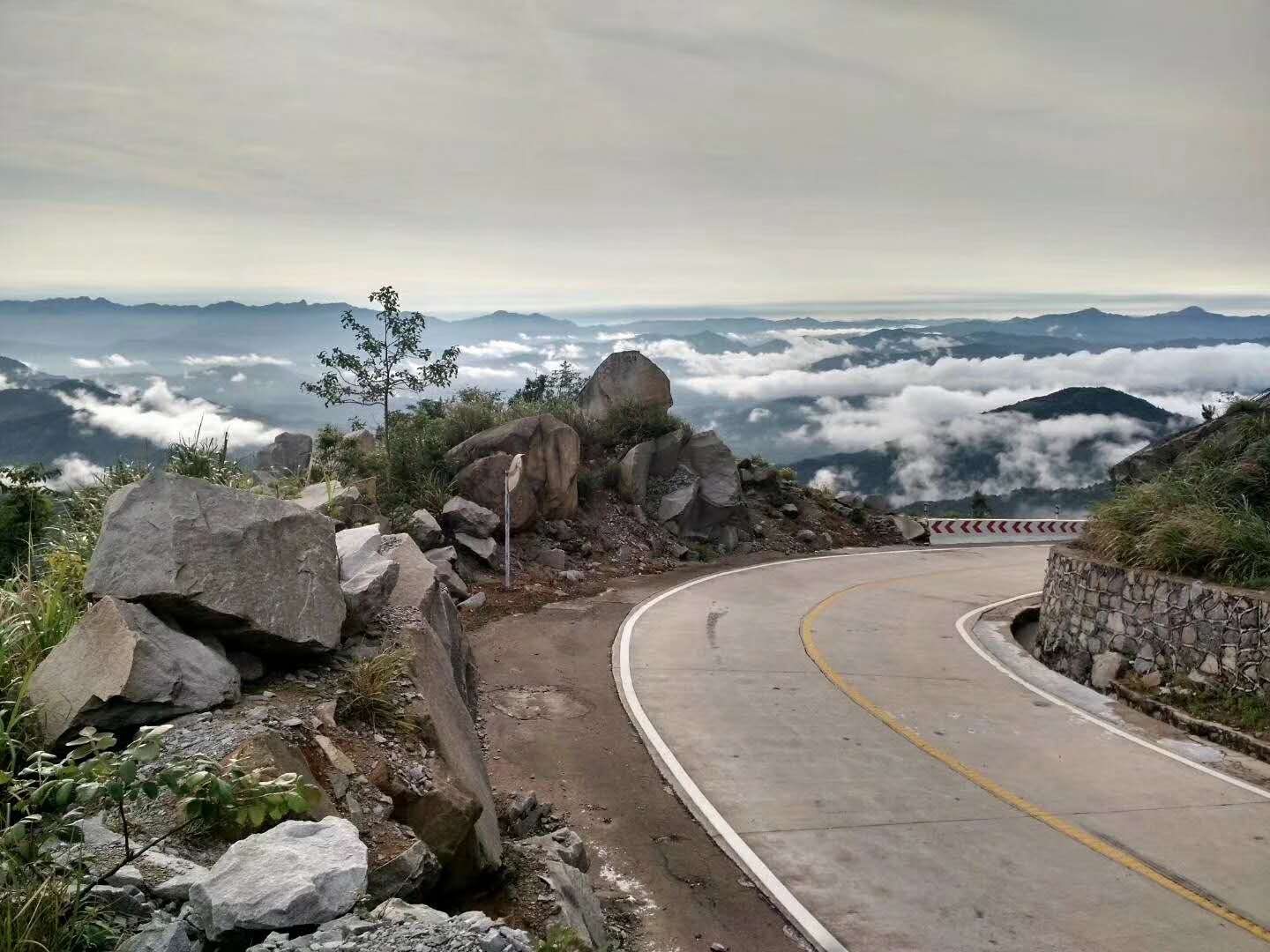 盘山公路与山谷云海