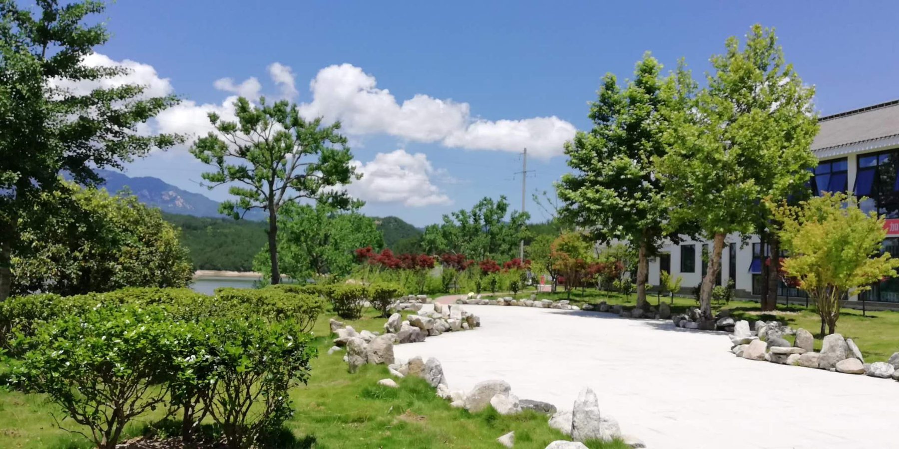 天堂湖湖畔