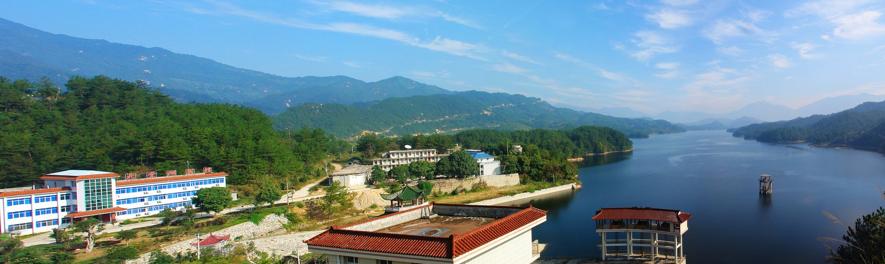 航拍湖山，村落隐约