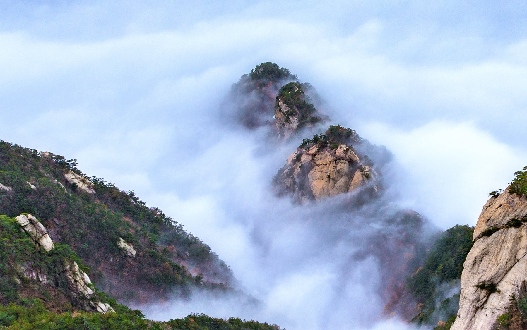 云海漫过山峰