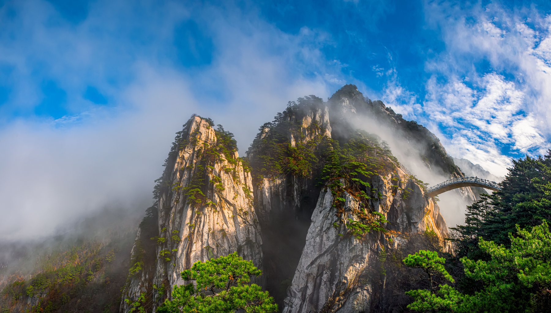 云雾里的两座峰