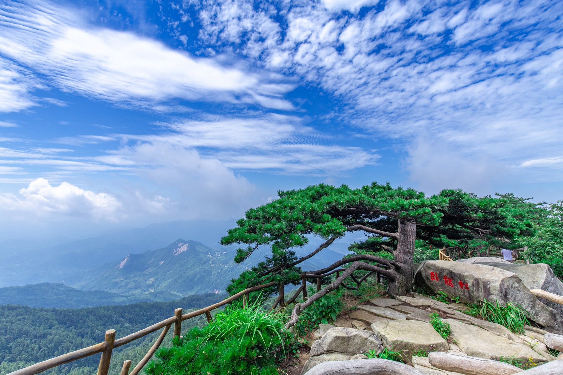 高处远望群山