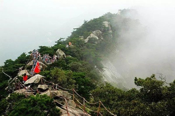 山脊上的云与风