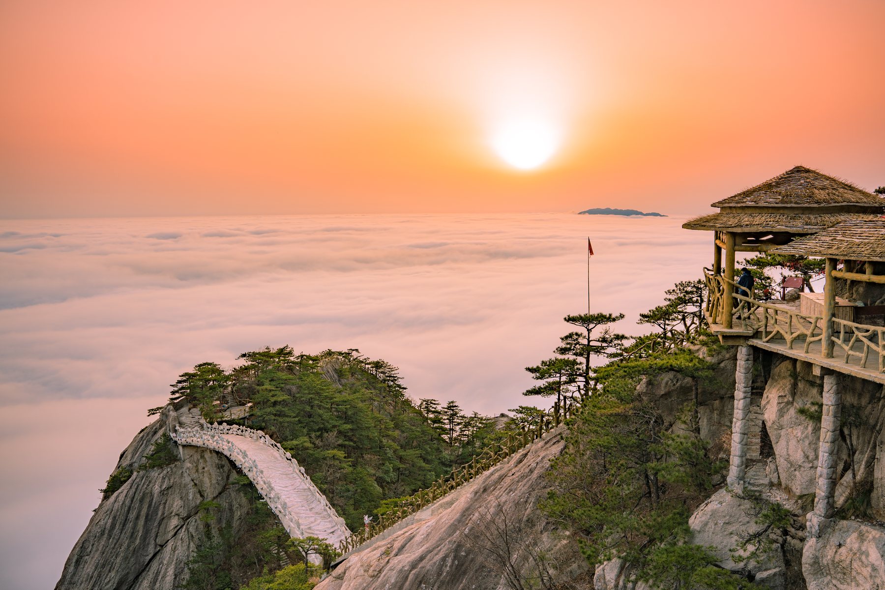 霞光铺满山脊