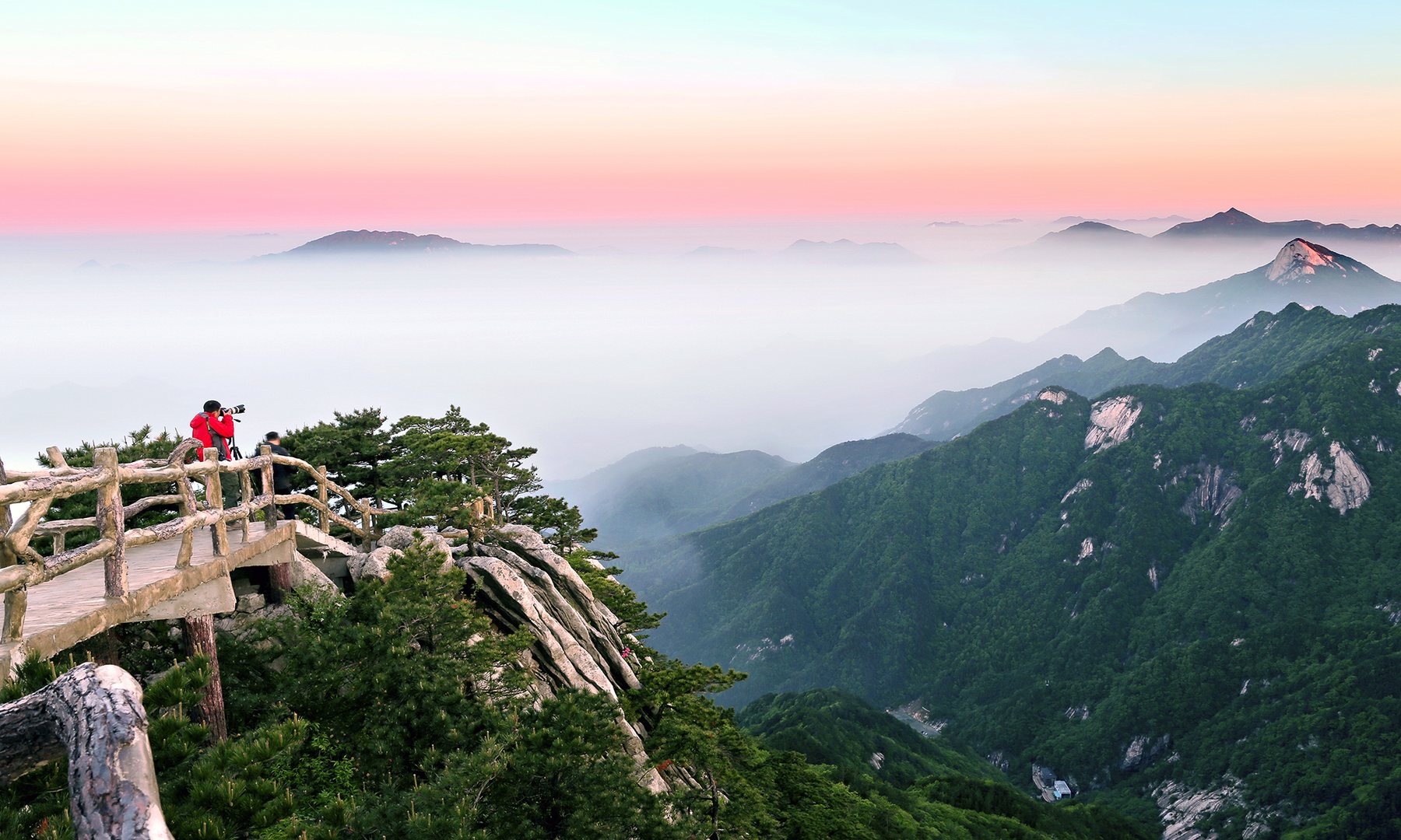 晨雾漫过山谷