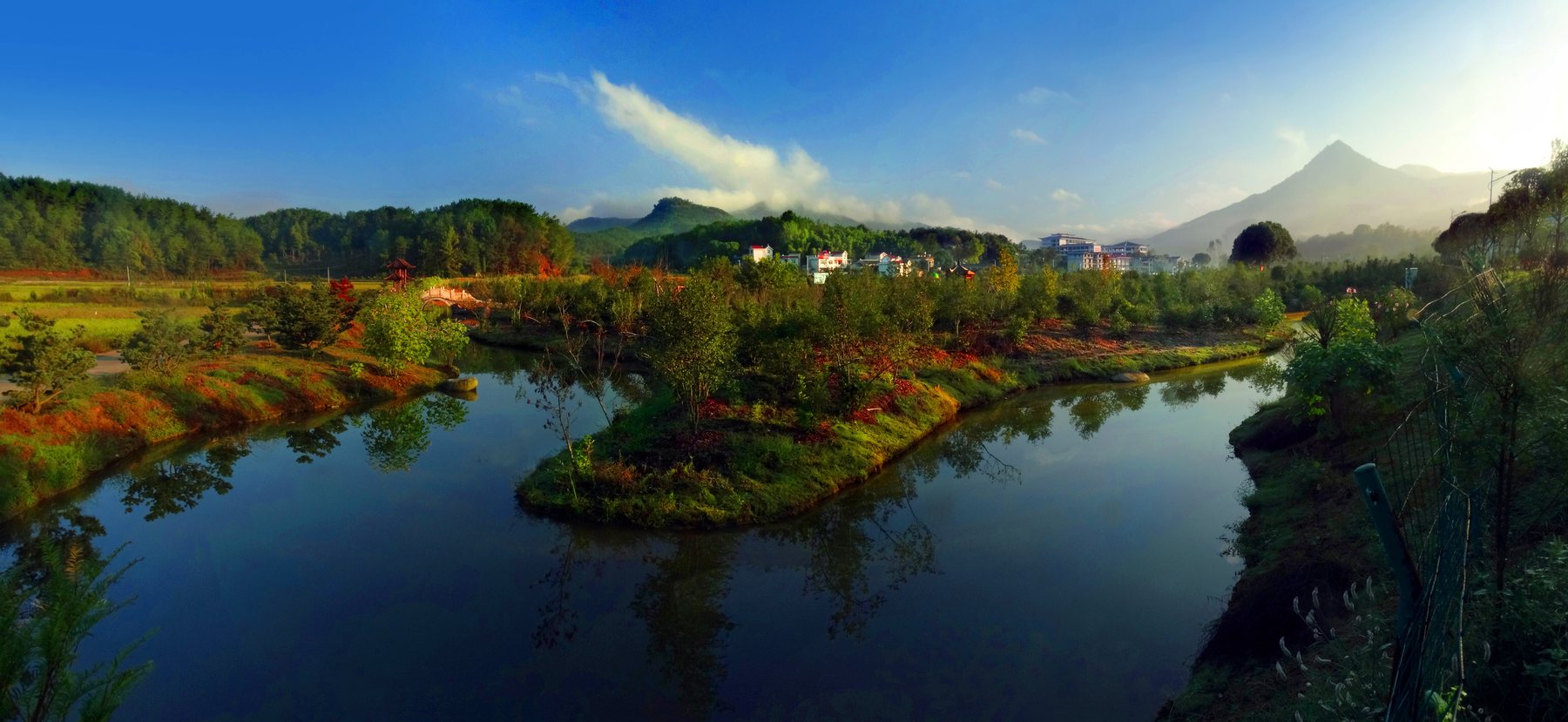 燕儿谷的水面与坡地
