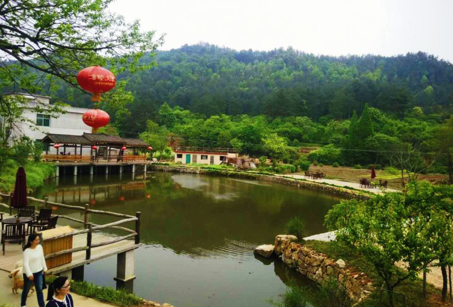 村口水塘，山影落进水里