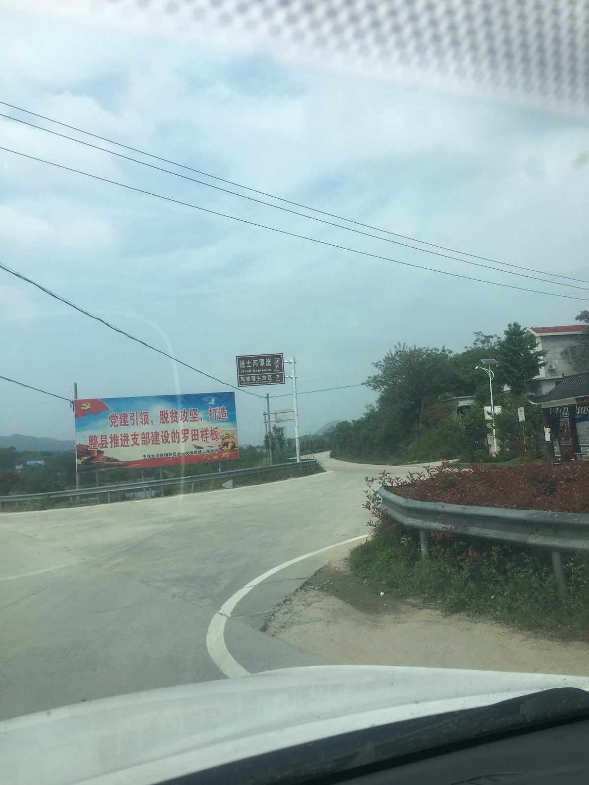 车停满了，灶上炖着汤