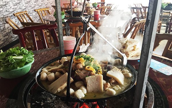 腊肉打圈，土鸡居中