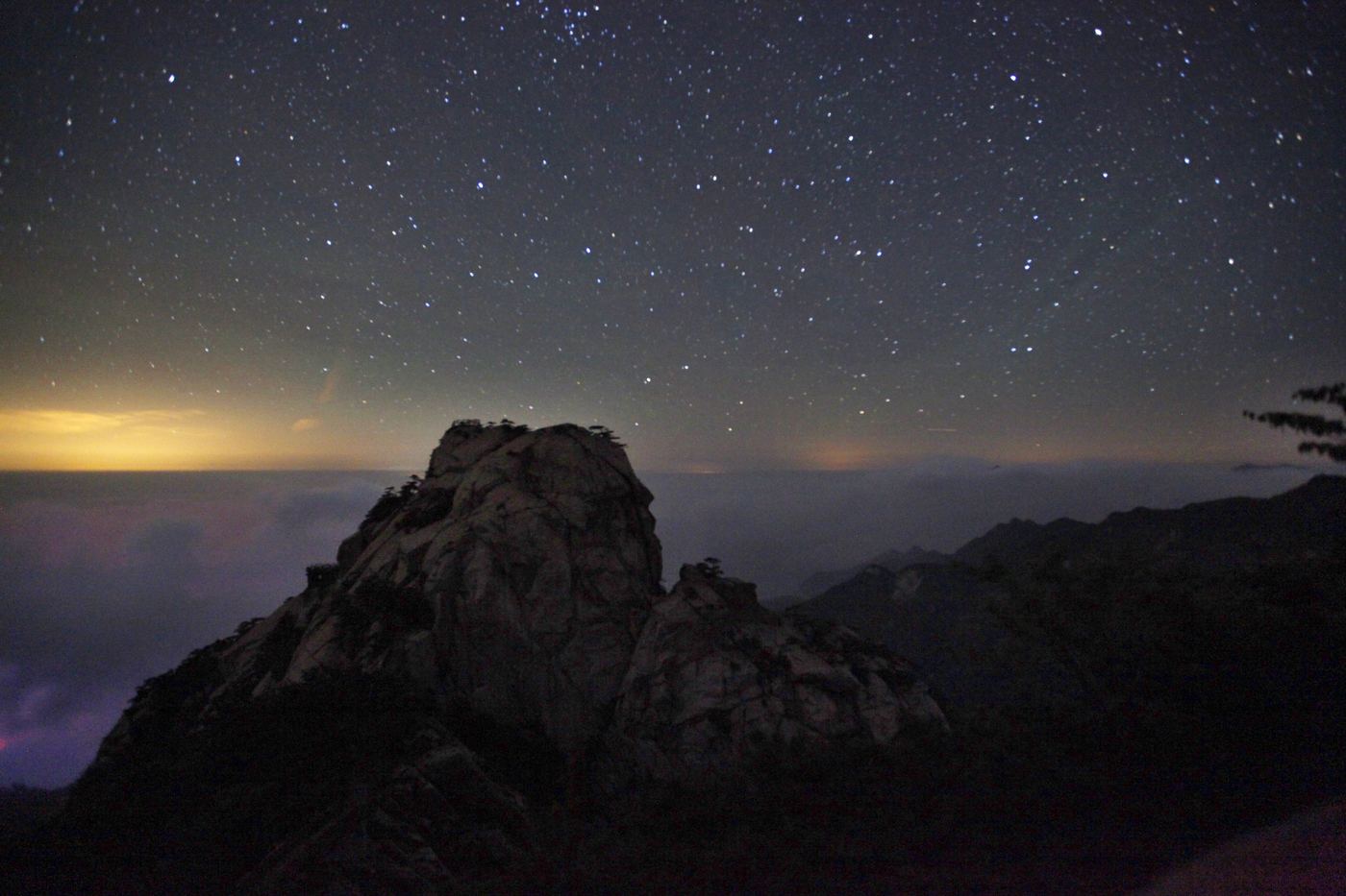 罗田哲人峰的星空夜色，群山之上繁星满天